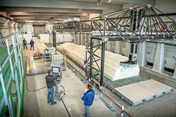 Rotorblatt-Fertigungs-Forschung Blademaker | Das Demo-Zentrum für den Bau eins Rotorblatt-Urmodells in Bremerhaven des Fraunhofer-Insituts IWES ist als Schaufenster für die Industrie ausgelegt. Interessierte Unternehmen können hier Prozesse der Rotorblattfertigung erproben und weiterentwickeln. - © Fraunhofer IWES/Harry Zier