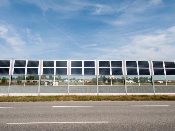 Die Neuöttinger Lärmschutzwand mit integrierter Solaranlage gewährt neugierigen Autofahrer Einblick. | Die Neuöttinger Lärmschutzwand mit integrierter Solaranlage gewährt neugierigen Autofahrer Einblick.
