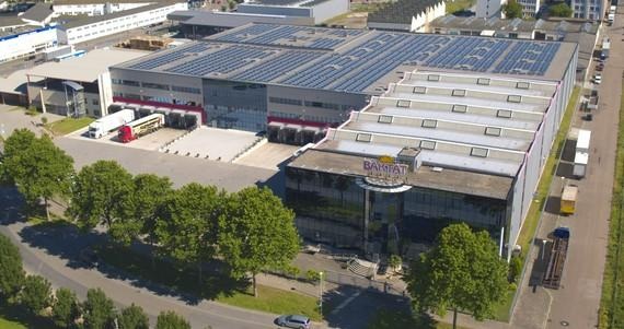 Das Logistikgebäude von Baktat mit knapp 750 kW Solardach.