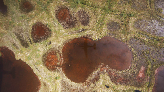 Auftauender Permafrostboden | Auftauender Permafrostboden, Foto mit der Bordkamera über dem Mackenzie-Delta in Kanada. - © GFZ