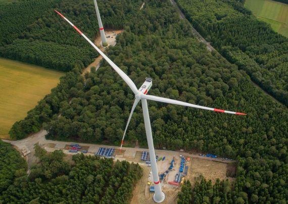 Nordex-Bickenbach | Nordex-Prototyp einer 3,3-Megawatt-Turbine fürs Binnenland in Bickenbach: Die Anlage mit 131 Meter Rotordurchmesser erfülle die Erwartungen an eine regelmäßige und erhöhte Windernte an den Binnenlandstandorten in Deutschland, teilte Nordex jetzt nach einem Jahr Pilotbetrieb der Anlage mit. Das habe sie trotz eines schwachen Windjahres bewiesen. Im bundesweiten Zubau lässt allerdings ausgerechnet das Süd-Bundesland Baden-Württemberg schon wieder nach. In Rheinland-Pfalz hingegen, aber auch noch in Bayern, bleibt die Nachfrage nach Binnenlandturbinen (fast) unverändert hoch. Und in Nordrhein-Westfalen nimmt sie noch zu.