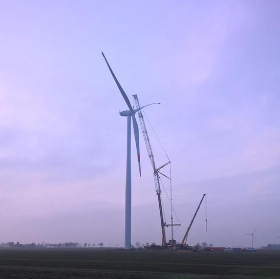 Windenergieanlage MM100 Senvion | Windenergieanlage der Zwei-MW-Klasse, MM100, im Innogy-Windpark Sommerland n Schleswig-Holstein: Im zweiten Quartal von April bis Juni die noch am drittmeisten verkaufte Anlage bei Senvion hinter der 3,4-MW-Anlage mit 104, 114 und 122 Meter Rotordurchmessser sowie der 6,15-MW-Offshore-Windturbine. Die Fertigung der Zwei-Megawatt-Baureihe hat Senvion jetzt in Schleswig-Holstein geschlossen, um sie möglicherweise ins Ausland zu verlagern. Insbesondere in Deutschland konzentrieren sich die Bestellungen zunehmend auf die Drei-MW-Klasse. Aber in einigen internationalen Märkten wie zuletzt Portugal erfolgen noch größere Bestellungen der Zwei-MW-Typen MM100 und MM92.