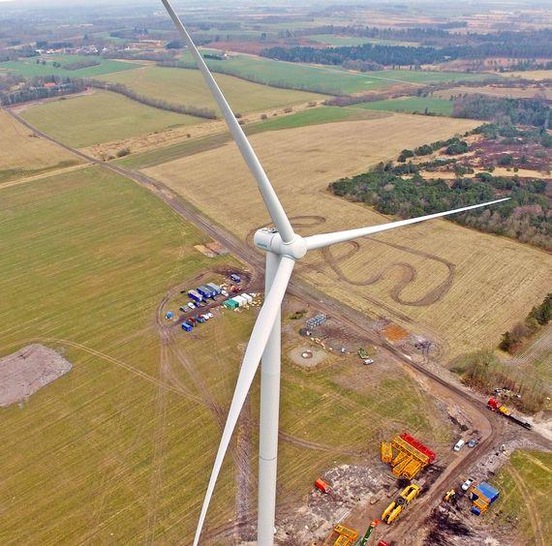 swt-3.15-142 | Bisher die Anlage mit der geringsten spezifischen Leistung von knapp 200 Watt Nennleistung pro Quadratmeter vom Rotor überstrichener Fläche: SWT-3.15-142 von Siemens. Im September 2017 melden nun die Windturbinenbauer auch für die Leistungsklasse von Anlagen mit mehr als vier MW ähnliche Spezialanlagen für Binnenlandwindstandorte an. - © Siemens