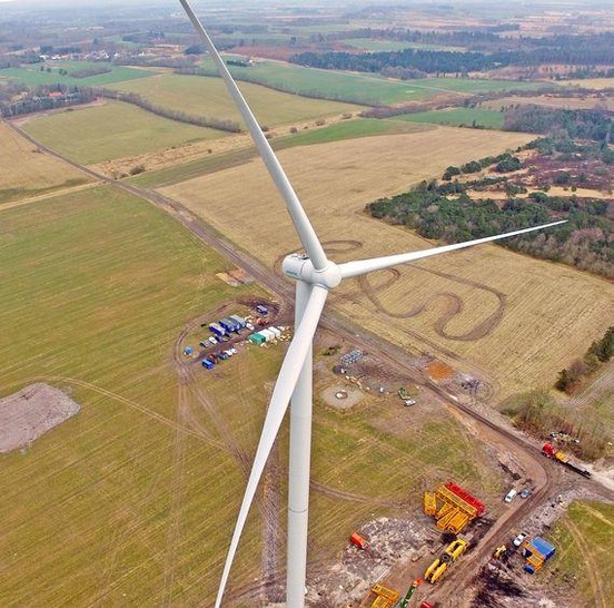 swt-3.15-142 | Bisher die Anlage mit der geringsten spezifischen Leistung von knapp 200 Watt Nennleistung pro Quadratmeter vom Rotor überstrichener Fläche: SWT-3.15-142 von Siemens. Im September 2017 melden nun die Windturbinenbauer auch für die Leistungsklasse von Anlagen mit mehr als vier MW ähnliche Spezialanlagen für Binnenlandwindstandorte an.