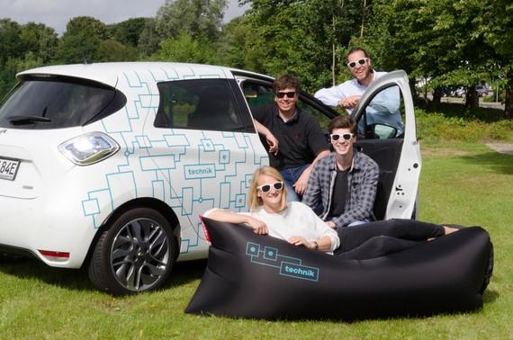 E-Mobil der Firma | Das Firmen E-Mobil kann am Gebäude geladen werden.