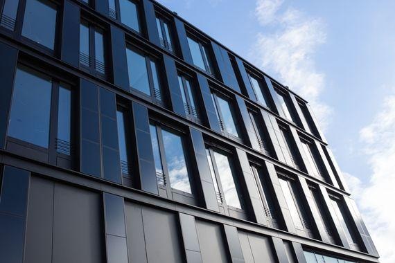 Gebäudeintegrierte Photovoltaik: CIGS-Dünnschichtmodule an der Fassade des ZSW-Institutsgebäudes in Stuttgart. - © Foto: ZSW