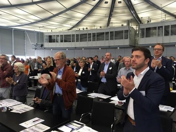 Standing Ovations im Convention Center der Messe Hannover für den neuen Landesverband Erneuerbare Energien Niedersachsen-Bremen. - © Foto: Nicole Weinhold