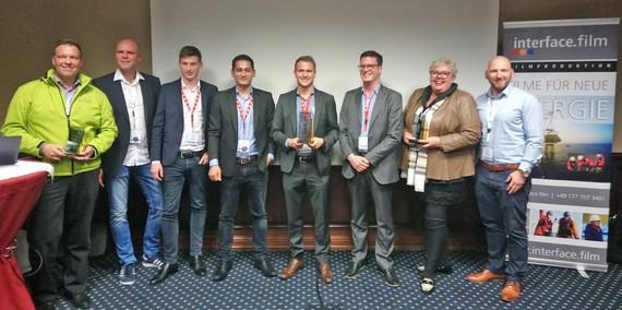 Die Award-Verleihung auf den Windenergietagen in Warnemünde (v.l.): Henning Wegner (Energy Consult), Veranstalter Bernd Weidmann (wind-turbine.com), Thomas Stahel, Moris Isik, Tobias Bitterli und Matthias Stettler von Greenmatch, Delia Richter und Daniel Engelhardt (Windmanager)
