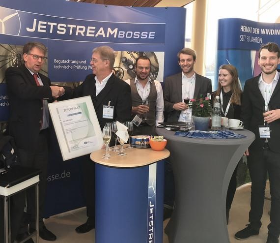 Hans-Georg Lindemann (links), Leiter Vertrieb Region Nordost der Dekra Certification GmbH, Büro Berlin, überreichte das Zertifikat auf den Windenergietagen an Jetstream-Geschäftsführer Peter Bosse und gratulierte ihm. Die Mitarbeiter des Unternehmens freuten sich über die Auszeichnung.
