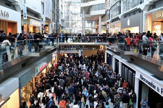 Shopping - zur Weihnachtszeit sind die Malls vollgestopft mit Konsumenten.