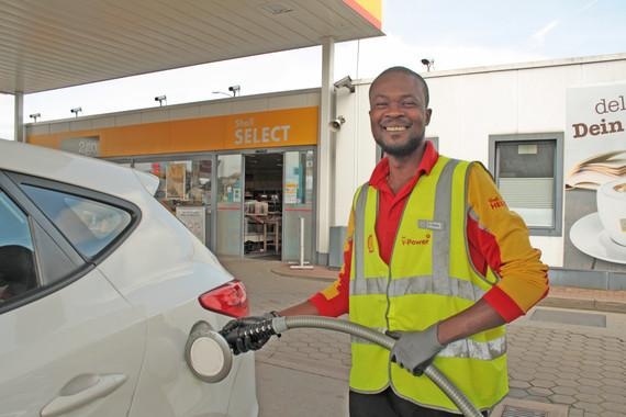 Der Tankwart in Hamburg erklärt erstmal, wie der Wagen betankt wird.