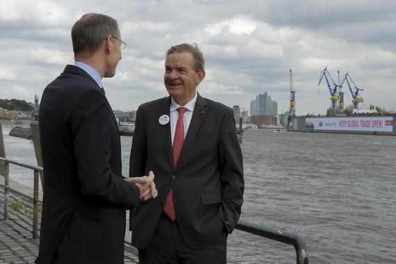 Die Familienunternehmer, Bundesverband | Der Präsident des Familienunternehmerverbands Reinhold von Eben-Worlée (rechts) im Gespräch mit dem Geschäftsführer der wirtschaftsliberalen Lobbyvereinigung INSM, Hubertus Pellengahr - im Juli in Hamburg.