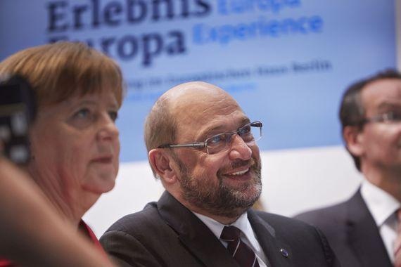 Merkel, Schulz | Bundeskanzlerin Angela Merkel und der Außenministerkandidat der SPD, Martin Schulz, bei den Koalitionsverhandlungen noch SPD-Vorsitzender. Als Außenminister will er den Vorsitz an die bisherige Arbeitsministerin Andrea Nahles abgeben. - © Erlebnis Europa/Flickr.com (CC0 1.0)