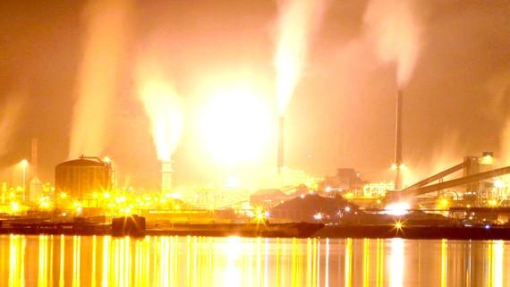 Stahlwerk in den Niederlanden | Die Grundstoffindustrie verbraucht mehr als die Hälfte des industriellen Stroms in Deutschland. Ihre Flexibilität ist eine wichtige Stellschraube in einem stabilen Stromnetz. - © Jost J. Bekker (CC-BY 2.0)