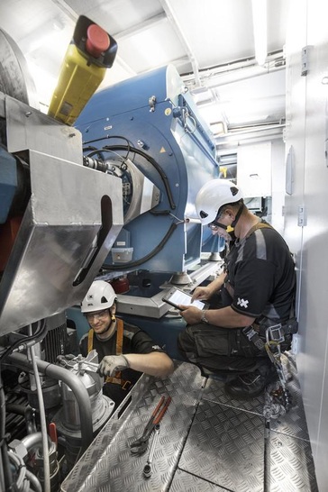 Servicetechniker von DWT übernehmen Wartung und Reparatur in einer Windkraftanlage.