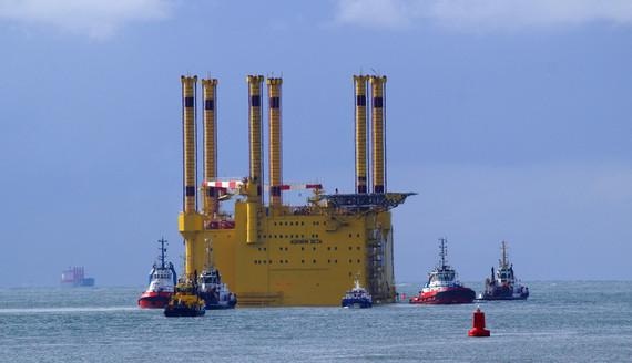 Offshore-Netzausbau | Transport der Offshore-Umpsannplattform in der deutschen Nordsee Borwin Beta.