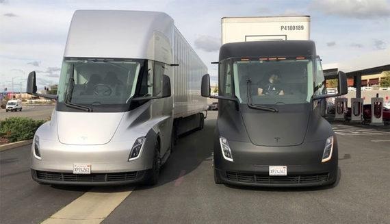 Elektro-Lkw von Tesla an firmeneigenen Superchargern.