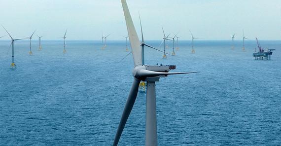 Offshore-Windpark Wikinger | Ging zur Jahreswende ans Netz: Der Iberdrola-Windpark in der Ostsee Wikinger. Mit 350 Megawatt (MW) Erzeugungskapazität bislang das größte Windkraftfeld vor der mecklenburg-vorpommerschen Küste. Der Betreiber fährt dort gerade stetig die Leistung hoch - von 30 Gigawattstunden (GWh) im Januar, über 50 GWh im Februar bis 80 GWh im März. Bisher waren mit den ersten beiden Ostsee-Windparks Baltic 1 und 2 schon 336 MW installiert. Als nächster Windpark wird 2019 der 385-MW-Windpark Arkona ans Netz gehen, dessen Fundamente nun installiert sind. Die mecklenburg-vorpommersche Landespolitik will die Seewindkraft zu einer wichtigen Stütze der landesweiten Energieerzeugung ausgebaut sehen. - © Iberdrola