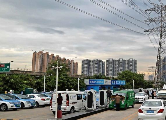 In chinesischen Shenzhen versammeln sich Elektrofahrzeuge an einem großen Chargepoint.