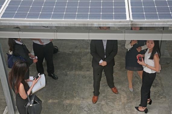 Auf dem Dach eines Kongress-Gebäudes in Taipeh spendet eine 99-kW-Anlage Gästen und Mitarbeitern Schatten. - © Foto: Nicole Weinhold