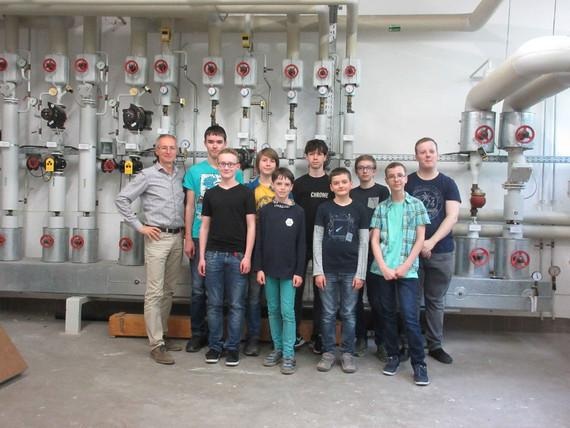 Schüler des Bertolt-Brecht-Gymnasiums Dresden haben ihr Heizsystem auf Vordermann gebracht und damit den Energiesparwettbewerb gewonnen. - © Foto: energiesparmeister.de
