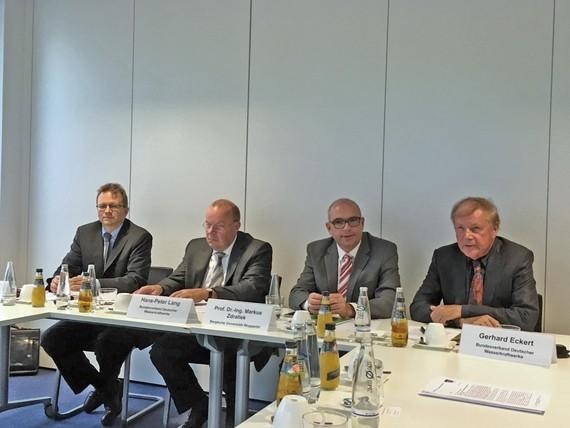 Pressekonferenz zur kleinen Wasserkraft (v.l.): Harald Uphoff (Geschäftsführer BDW), Hans-Peter Lang (Präsident BDW), Markus Zdrallek (Bergische Universität Wuppertal), Gerhard Eckert (Beisitzer BDW) - © Foto: Nicole Weinhold