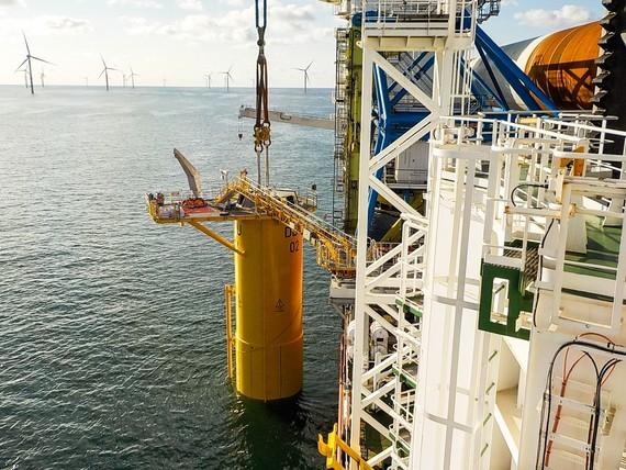 Offshore-Windpark Deutsche Bucht | Das erste von 31 Monopile Fundamenten im Offshore-Windpark Deutsche Bucht ist installiert. Im Hintergrund sind die Anlagen des Parks Veja Mate zu sehen.