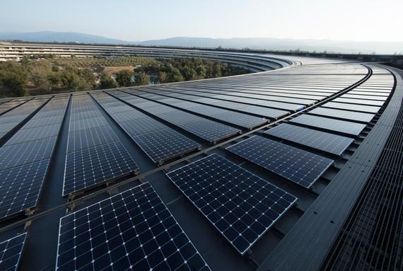 Das neue Hauptquartier in Cupertino versorgt Apple komplett mit erneuerbaren Energien. Herzstück ist die 17-Megawatt-Solaranlage auf dem Dach. - © Foto: Apple