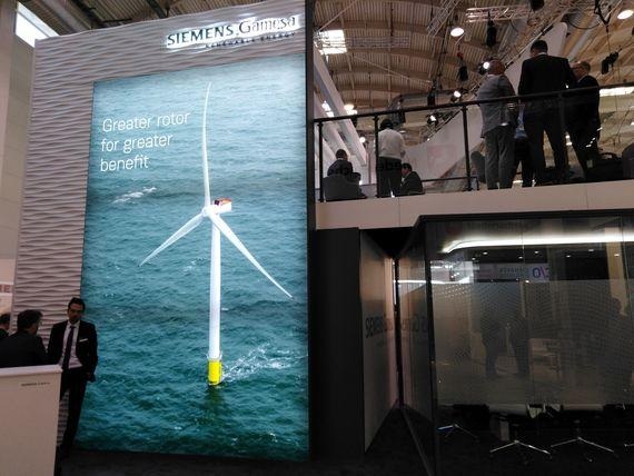 Siemens Gamesa auf Wind Energy 2018 | Siemens Gamesa hat auch die getriebelose Offshore-Turbine mit acht MW Nennleistung bereits im vergangenen November mit einem vergrößerten Rotor versehen: 167 statt wie bis dahin 154 Meter Durchmesser. Hier die Präsentation am Unternehmensstand auf der Wind Energy 2018 in Hamburg. - © Tilman Weber