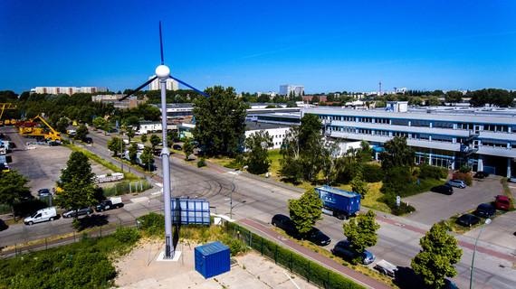 In Berlin-Marzahn steht die nur 30 Meter hohe 15-kW-Windanlage inmitten eines weitläufigen Gewerbegebietes. - © Foto: Enbreeze