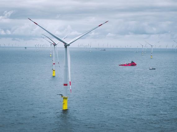 Errichtung letzter Turbine Merkur Offshore | Bei der Windenergie haben stürmische Phasen zu Jahresanfang und nach längerer Sommer-Windstille nun im September für deutlich mehr Windstromeinspeisung ins Netz gesorgt. Aber auch die nun erstmals mit einem vollen Jahr Betriebszeit betriebenen Windparkneuinstallationen des vergangenen Rekordzubaujahres schlagen 2018 stark für einen erneut deutlich erhöhten Windkraftanteil an der Stromversorgung zu Buche. Im Laufe dieses Jahres trieb die Windbranche zudem Fertigstellungenauch von überregional wichtigen Windparks voran. Ein Beispiel sit der Nordsee-Offshore-Windpark Merkur mit GE-Windturbinen (Ende September: Anschluss der letzten Turbine). Auch solche Großprojekte wirken sich schon entscheidend aus. - © GE Renewable Energy