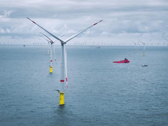 Errichtung letzter Turbine Merkur Offshore | Bei der Windenergie haben stürmische Phasen zu Jahresanfang und nach längerer Sommer-Windstille nun im September für deutlich mehr Windstromeinspeisung ins Netz gesorgt. Aber auch die nun erstmals mit einem vollen Jahr Betriebszeit betriebenen Windparkneuinstallationen des vergangenen Rekordzubaujahres schlagen 2018 stark für einen erneut deutlich erhöhten Windkraftanteil an der Stromversorgung zu Buche. Im Laufe dieses Jahres trieb die Windbranche zudem Fertigstellungenauch von überregional wichtigen Windparks voran. Ein Beispiel sit der Nordsee-Offshore-Windpark Merkur mit GE-Windturbinen (Ende September: Anschluss der letzten Turbine). Auch solche Großprojekte wirken sich schon entscheidend aus.