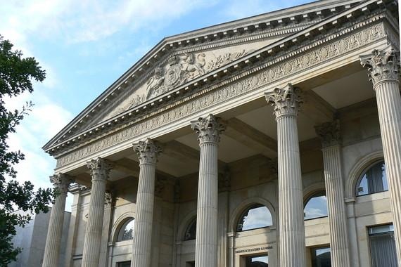 Landtag Niedersachsen | Die Landesregierung sendet aus Hannover klare Signale für einen langfristigen Windkraftausbau bis 2050. Den Windkrafterlass dazu will sie bis März entschlossen veröffentlicht haben, das Parlament im Landtag (im Bild) befragt sie daher nicht.