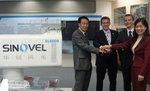 Sinovel-Tuev | Treffen in Peking (v.l.): Zuohui Liu (Forschungsleiter bei Sinovel), Lars Sitzki (Leiter Windenergie beim TÜV Nord), Christian Hering (Leiter Wind-Zertifizierung beim TÜV Nord) und Zhiyan Qin (Geschäftsführerin TÜV Nord Tianjin China).