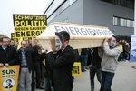 Demo bei Kaco | Steht der Branche der erneuerbaren Energien ein heißer Herbst bevor? Erst im Frühjahr waren die Mitarbeiter der Solarwirtschaft gegen die jüngste EEG-Novelle auf die Straße gegangen, hier bei Kaco New Energy in Neckarsulm.