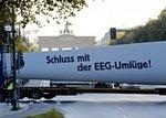BWE Kundegebung | "Subventionen für die Großindustrie dürfen nicht als Förderung für die Erneuerbaren getarnt werden“, fordert Aribert Peters, Vorsitzender des Bundes der Energieverbraucher auf einer Großkundgebung des Bundesverbandes Windenergie. Mit einem Rotorblatt auf einem Tieflader machte sich der BWE am vergangenen Samstag auf den Weg ins Regierungsviertel um die Kosten für die EEG-Umlage ins rechte Licht zu rücken.