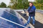 Prüfung einer Aufdachanlage mit Wärmebildkamera | Die Fachleute vom TÜV überprüfen zwei Anlagen des Installationsbetriebs, der die Zertifizierung beantragt hat, auf die korrekte Bauausführung.