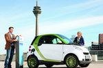 RWE Elektro auto | In Zukunft sollen die deutschen Elektrofahrzeuge komplett klimaneutral fahren. Der Bund fördert solche Vorhaben in fünf Metropolregionen mit 180 Millionen Euro. Im Bild: eine von europaweit 2.000 Ladestationen des Energieversorgers RWE. - © Foto: RWE