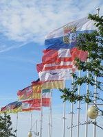 Bundesländer Flaggen | Den Wind für sich nutzen: Wie schon in den letzten Jahren liegt Niedersachsen auch im ersten Halbjahr 2012 bei der installierten Gesamtleistung von Windenergieanlagen ganz vorne. Die Datenbank Föderal-Erneuerbar stellt diese und andere aktualisierte Daten zur Energiewende zur Verfügung.