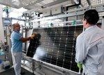Modulproduktion von Bosch in Vénissieux Frankreich | Zehn Prozent erhalten Besitzer von Solarstromanlagen zusätzlich zur Einspeisevergütung, wenn sie französische Module verwenden. Damit will Paris einheimische Arbeitsplätz wie in Vénissieux schützen. In dem kleinen Ort bei Lyon hat Bosch im März 2012 eine Produktionslinie errichtet, in der 200 Mitarbeiter kristalline Solarmodule herstellen.