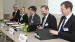 Vertragsunterzeichnung Forschungsverbund Windenergie | Die Kooperationspartner bei der Vertragsunterzeichnung (v.l.): Ulrich Wagner (Vorstand Energie und Verkehr am DLR), Babette Simon (Präsidentin der Universität Oldenburg), Rolf Drechsler (Konrektor für Forschung und wissenschaftlichen Nachwuchs an der Universität Bremen), Klaus Hulek (Vizepräsident für Forschung an der Universität Hannover) und Andreas Reuter (Institutsleiter am Fraunhofer IWES).