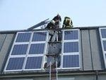 Brandschaden PV Module auf Dach | "Wie bei jeder Elektroinstallation kann man je nach Strahlart auch bei Photovoltaikanlagen aus ein bis fünf Meter Abstand sicher löschen", urteilen die Experten von der Feuerwehr. Außerdem "wurden durch flächendeckende Schulungsmaßnahmen bei den Feuerwehren anfängliche Unsichewrheiten behoben werden§", was die Brandbekämpfung bei Solarstromanlagen betrifft.