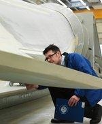 ERE02-Zertifizierer01 | Prüfung eines Rotorblattes bei der Typenzertifizierung einer Windenergieanlage.