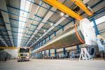 Euros verlädt Rotorblatt | Rotorblatthersteller Euros verlädt den Prototyp eines 81,6 Meter langen Offshore-Windradflügels. Bestimmt ist er für den Kunden Mitsubishi. Die Riesenkomponente wurde im Anschluss zum Prototyptest nach Bremerhaven verschifft