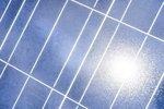 Reflexion Soalrmodul | Wie stark die Glasoberfläche eines Solarmoduls spiegelt, hängt von den verwendeten Materialien ab.