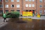 Landtag Potsdam | Schlammpfütze vor dem Landtag in Potsdam. 8.000 Liter Braunkohle-Schlamm aus dem Spree-Zufluss Wudritz verteilten die Greenpeace-Aktivisten hier. Sie fordern den Planungs-Stopp neuer Tagebauwerke. - © Foto: Gordon Welters / Greenpeace