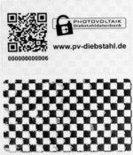 QR Code abgerissen | Nachdem der QR-Code abgerissen wurde, bleibt ein solches Schachbrettmuster auf der Oberfläche zurück. Ein deutliches Zeichen, dass die Komponente gekennzeichnet war. Über die Seriennummer kann sie in der Diebstahldatenbank abfragen, ob das Modul oder der Wechselrichter als gestohlen gemeldet ist.