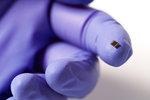 Mehrfachsolarzelle Effizienzrekord | Klein aber effektiv: Diese Mehrfachsolarzelle wandelt mehr als 44 Prozent des einstrahlenden Sonnenlichts in elektrische Energie um. - © Foto: Fraunhofer ISE