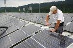 Installateur Monteur Techniker Solarpark | Noch ist Deutschland Technologieführer. Doch die deutschen Installateure haben immer weniger zu tun - im Gegensatz zu ihren KOllegen in Amerika und in Asien. Diese Diskrepanz gilt es aufzulösen.