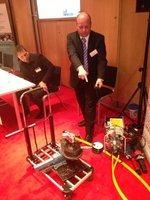 Patrick Junkers von der Firma Hytorc führt ein neues System vor, mit dem Schraubverbindungen zum Beispiel für den Rotorblattanschluss festgezogen werden.